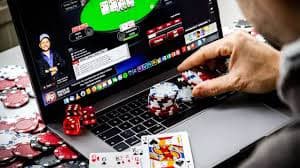 Pengguna ponsel meninjau hadiah dengan tenang